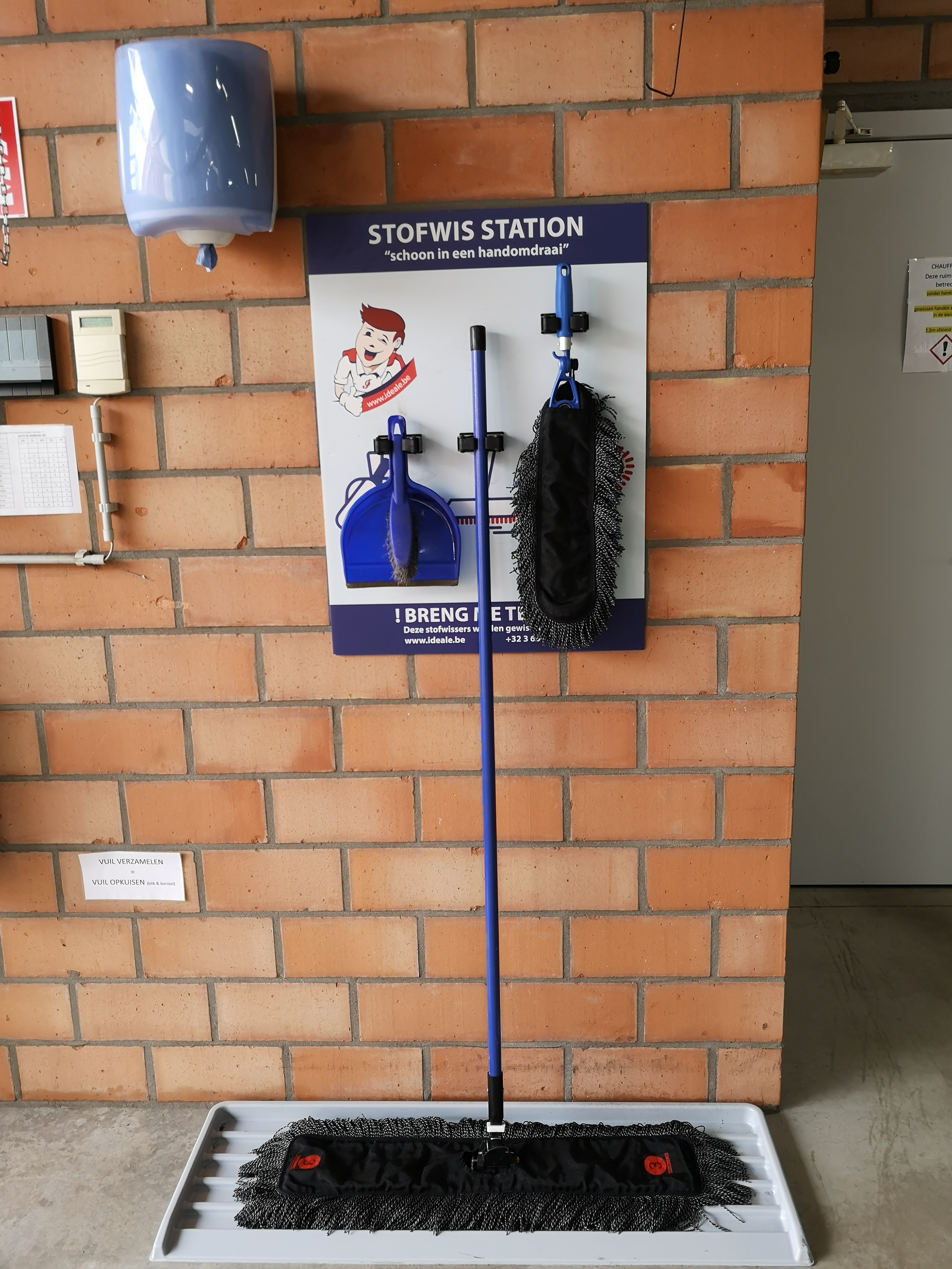 veeg handig en snel met een professionele vloerwisser het vuil in de stofwisbak, een mooi opbergsysteem
