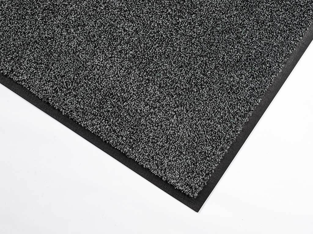 De rechtopstaande nylon vezels doen zand en stof verdwijnen in de mat
